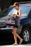 th_06966_Jessica_Alba_Arriving_to_a_nail_salon_Beverly_Hills_270909_005_123_10lo.jpg