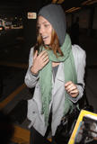 th_50298_Preppie_-_Jessica_Biel_arrives_at_the_airport_in_Vancouver_-_October_1_2009_640_122_151lo.jpg