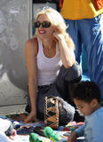 Gwen Stefani (Гвен Стефани) - Страница 2 Th_35984_gwen_stefani_and_family_at_the_farmers_market_tikipeter_celebritycity_051_123_218lo