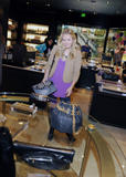 th_28056_KristenBell_shops_at_Henri_Bendel_40_122_259lo.jpg