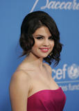 th_63028_Selena_Gomez_-_UNICEF_Ball_Honoring_Jerry_Weintraub_in_Beverly_Hills_-_December_10_2009_021_122_344lo.jpg