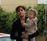 th_12218_Halle_Berry_takes_her_daughter_Nahla_Aubry_to_the_baby_store_Bel_Bambini_in_LA_12_122_360lo.jpg