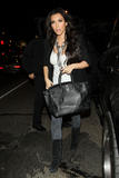 Kim Kardashian (Ким Кардашьян) - Страница 4 Th_55427_Preppie_-_Kim_Kardashian_arrives_at_Il_Sole_restaurant_-_Nov._11_2009_812_122_486lo