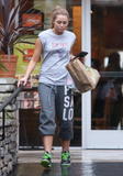 th_45605_KUGELSCHREIBER_Miley_Cyrus_looking_hot_while_getting_wet_in_the_rain62_122_534lo.jpg