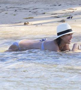 Jessica Alba – Bikini Candids in Caribbeanq4fmesi1ar.jpg