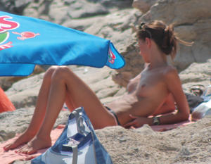 Voyeur-Spy-Of-French-Girls-On-The-Beach-2013-x150-31ompxti0d.jpg