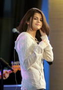 http://img254.imagevenue.com/loc508/th_06325_SelenaGomez_GoodMorningAmerica_NYC_230910_034_122_508lo.JPG